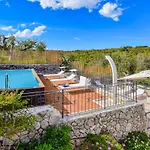 Vanessa Luxury Villa *